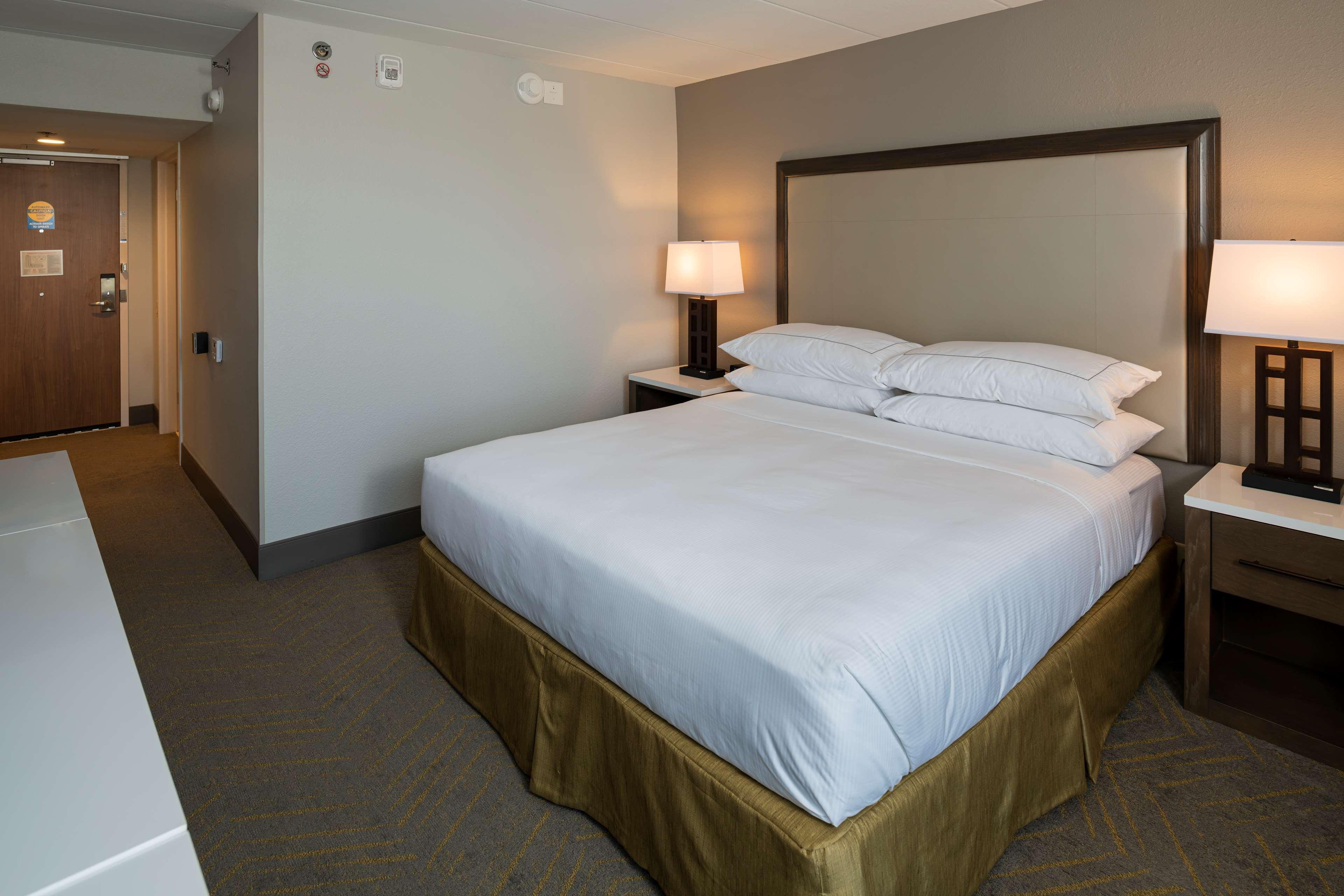 Hotel Doubletree By Hilton Madison East Exterior foto